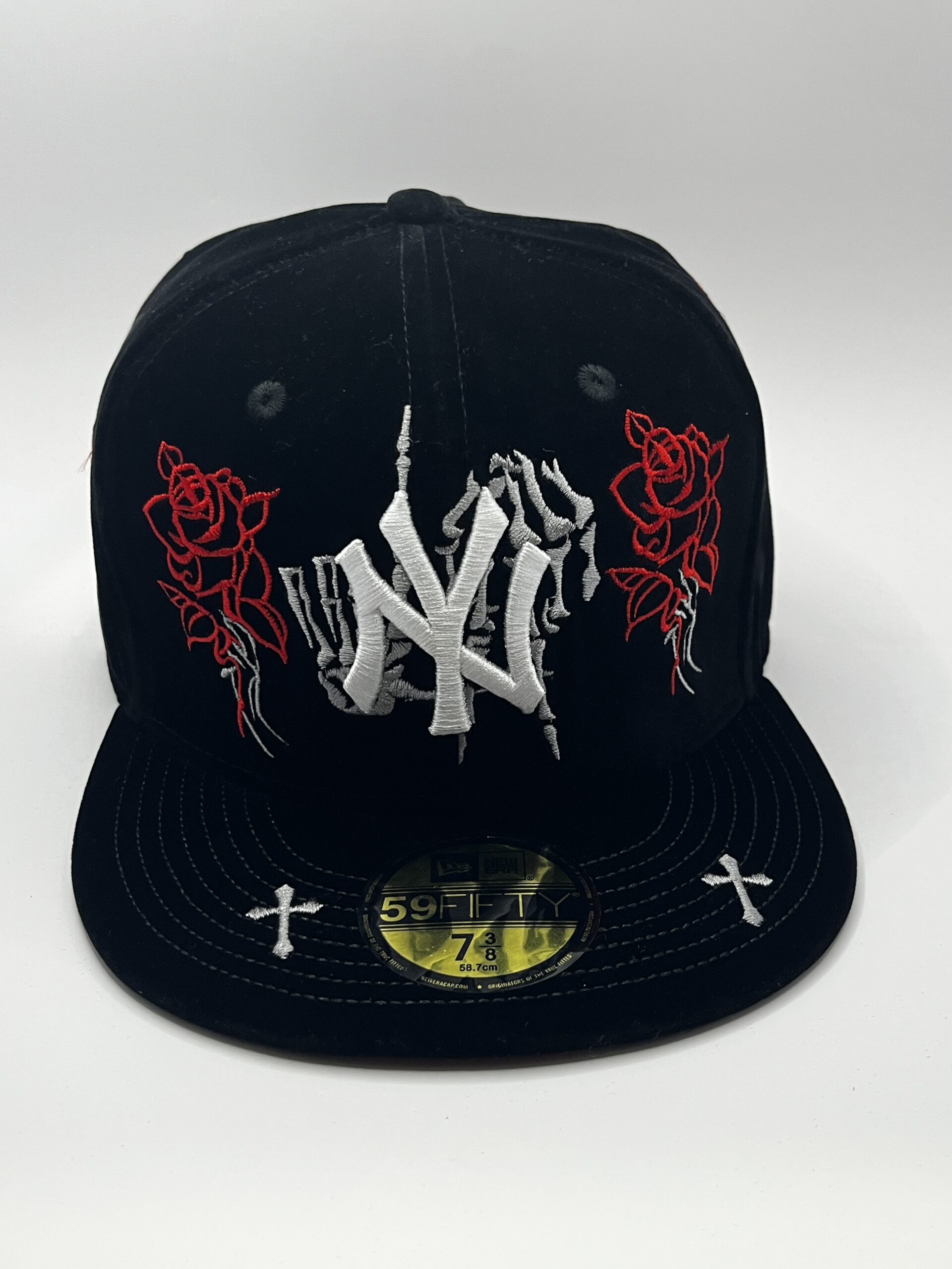 New Era 59FIFTY New York Yankees Terciopelo Negro Rosas Eleven Hats Talla 7 3/8 - Image 2