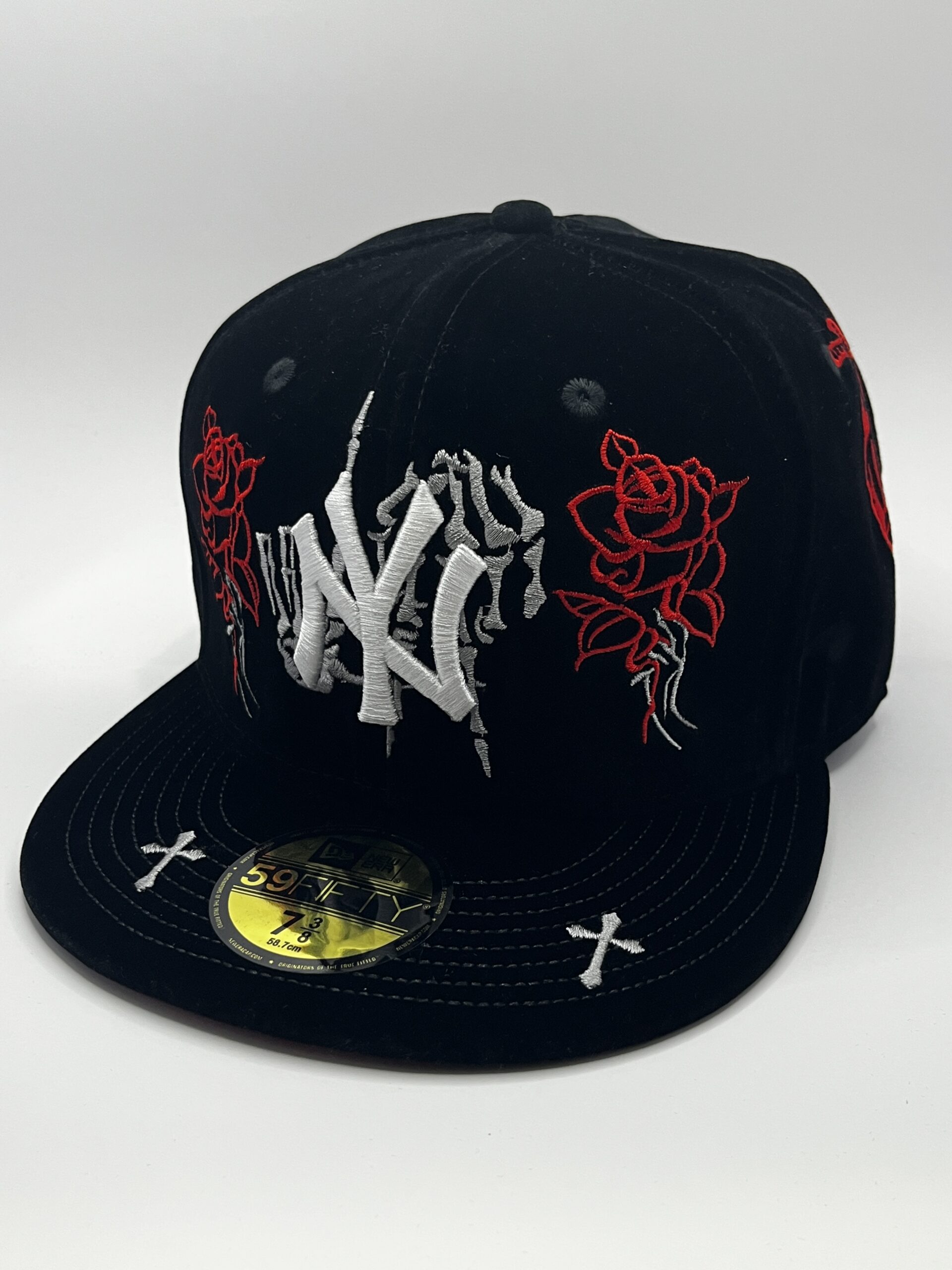 New Era 59FIFTY New York Yankees Terciopelo Negro Rosas Eleven Hats Talla 7 3/8 - Image 3