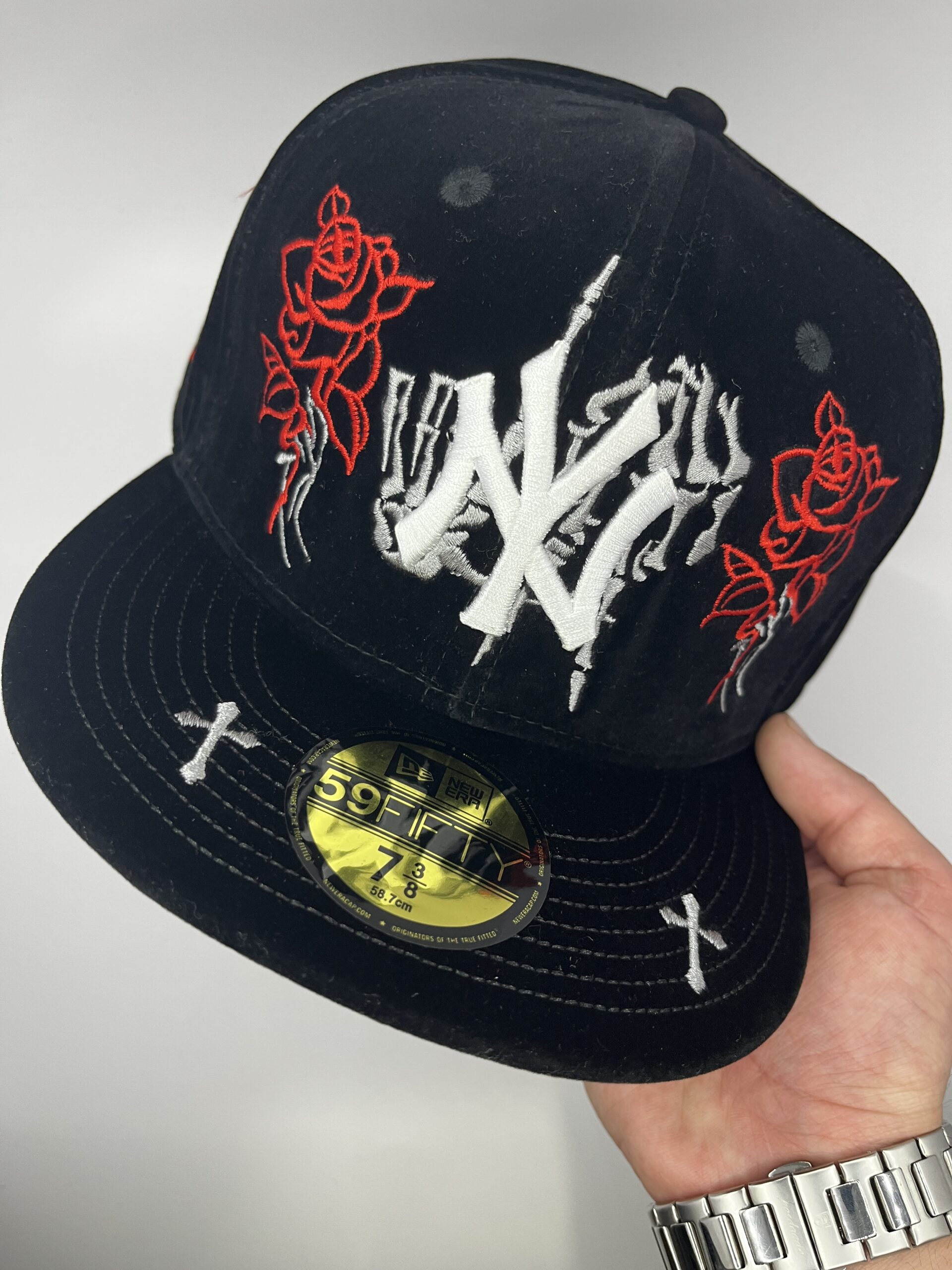 New Era 59FIFTY New York Yankees Terciopelo Negro Rosas Eleven Hats Talla 7 3/8 - Image 4