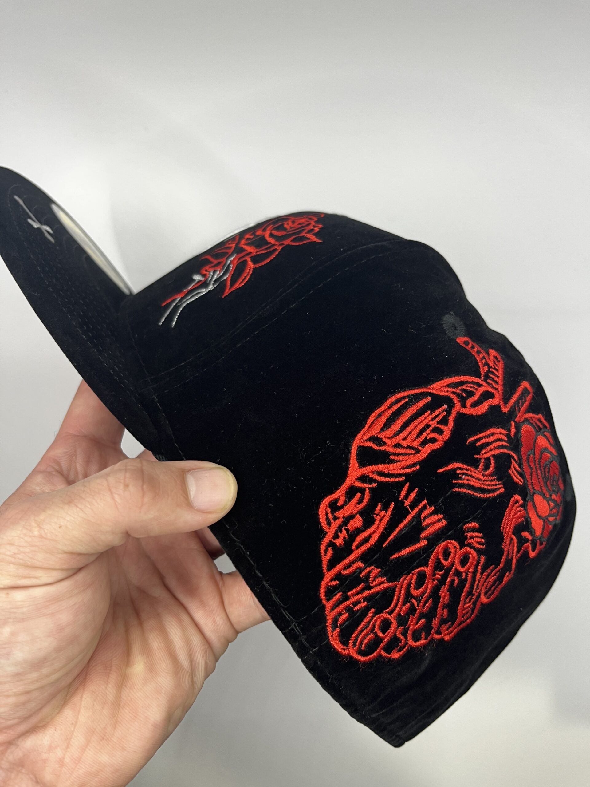 New Era 59FIFTY New York Yankees Terciopelo Negro Rosas Eleven Hats Talla 7 3/8 - Image 7