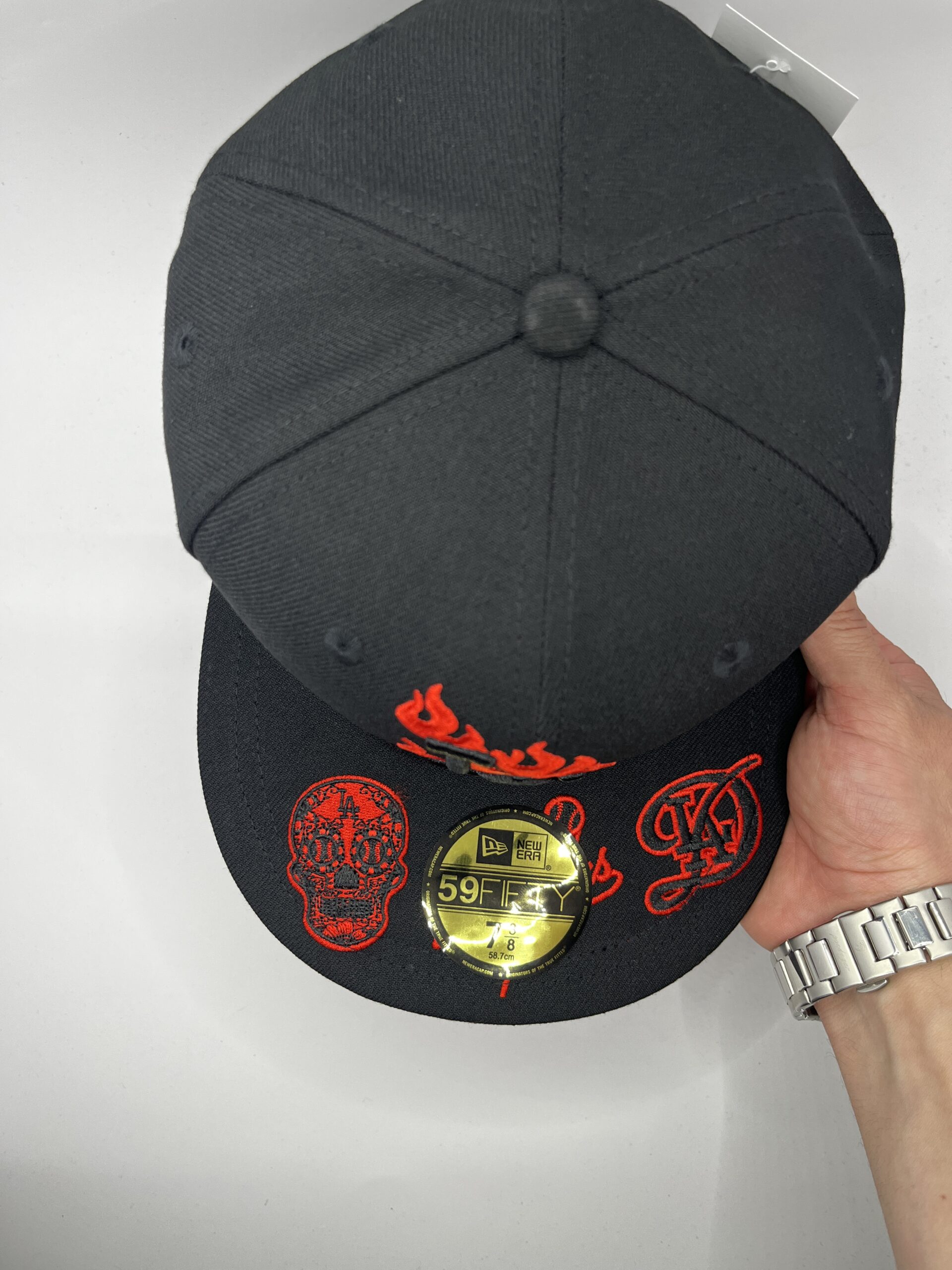 New Era 59FIFTY Los Angeles Dodgers Champions 2024 Llamas Negra Roja Talla 7 3/8 - Image 4