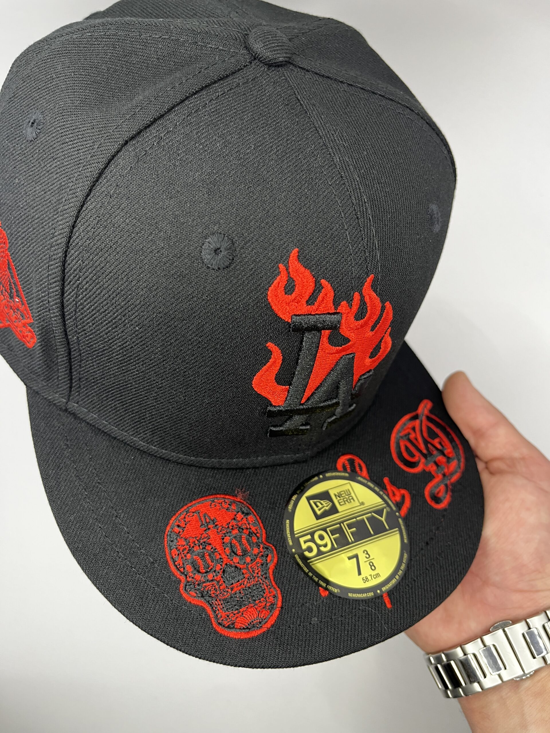 New Era 59FIFTY Los Angeles Dodgers Champions 2024 Llamas Negra Roja Talla 7 3/8 - Image 7