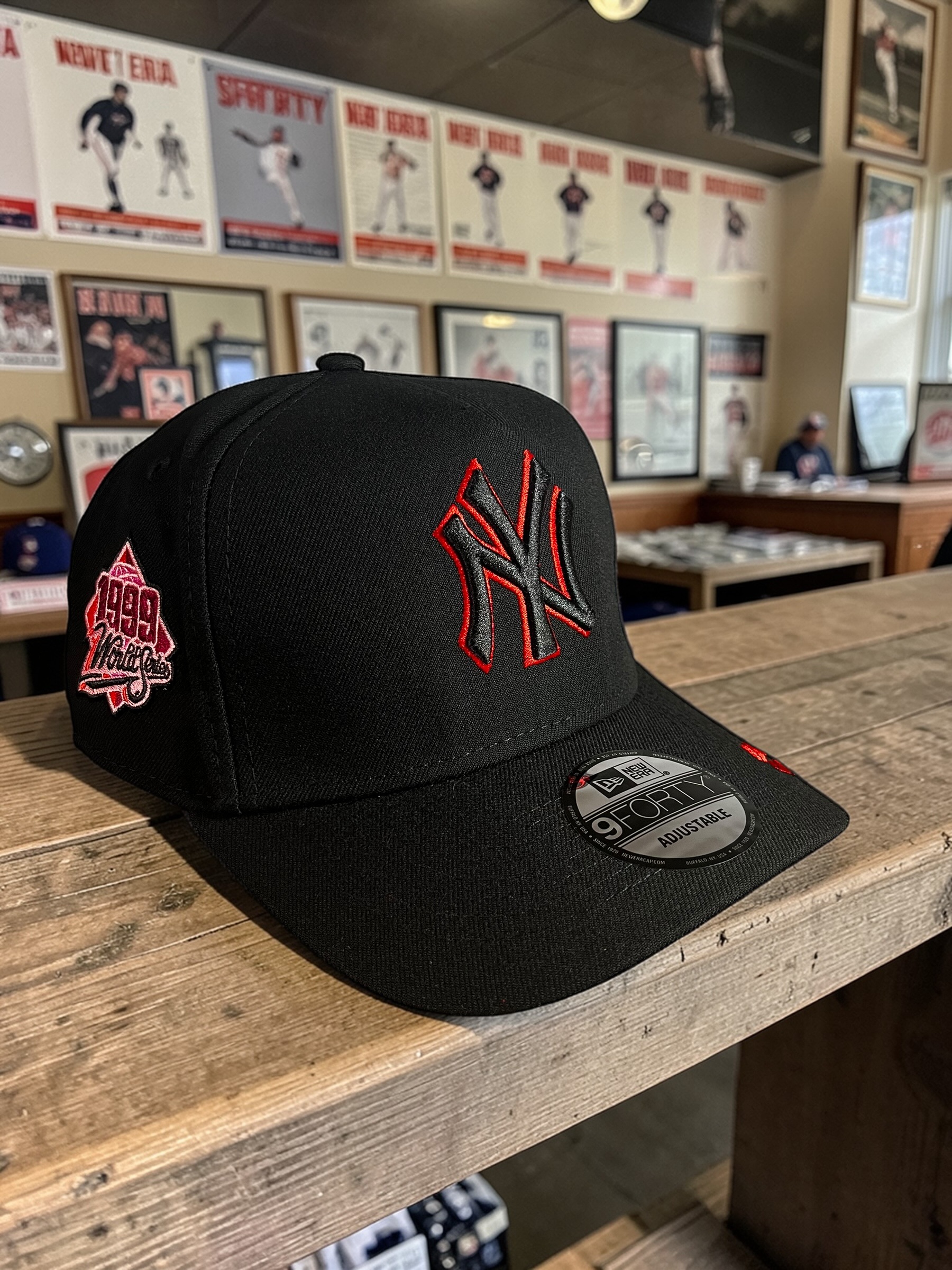 Gorra New York Yankees Negra 9FORTY Parche NY y Besos