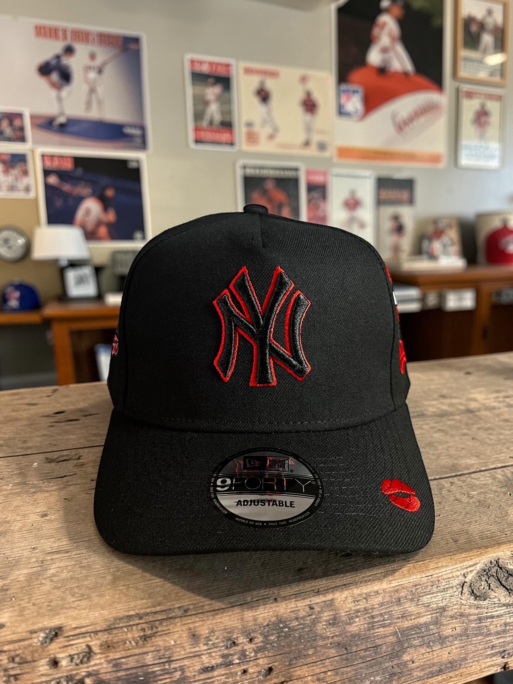 Gorra New York Yankees Negra 9FORTY Parche NY y Besos - Image 2