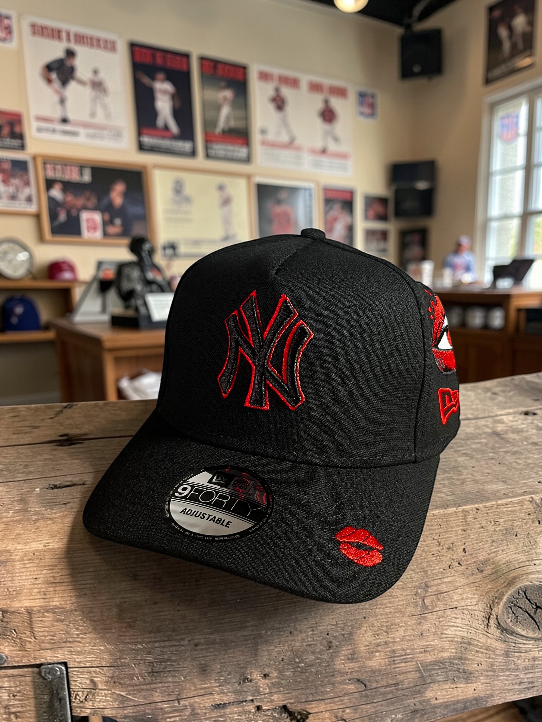 Gorra New York Yankees Negra 9FORTY Parche NY y Besos - Image 3