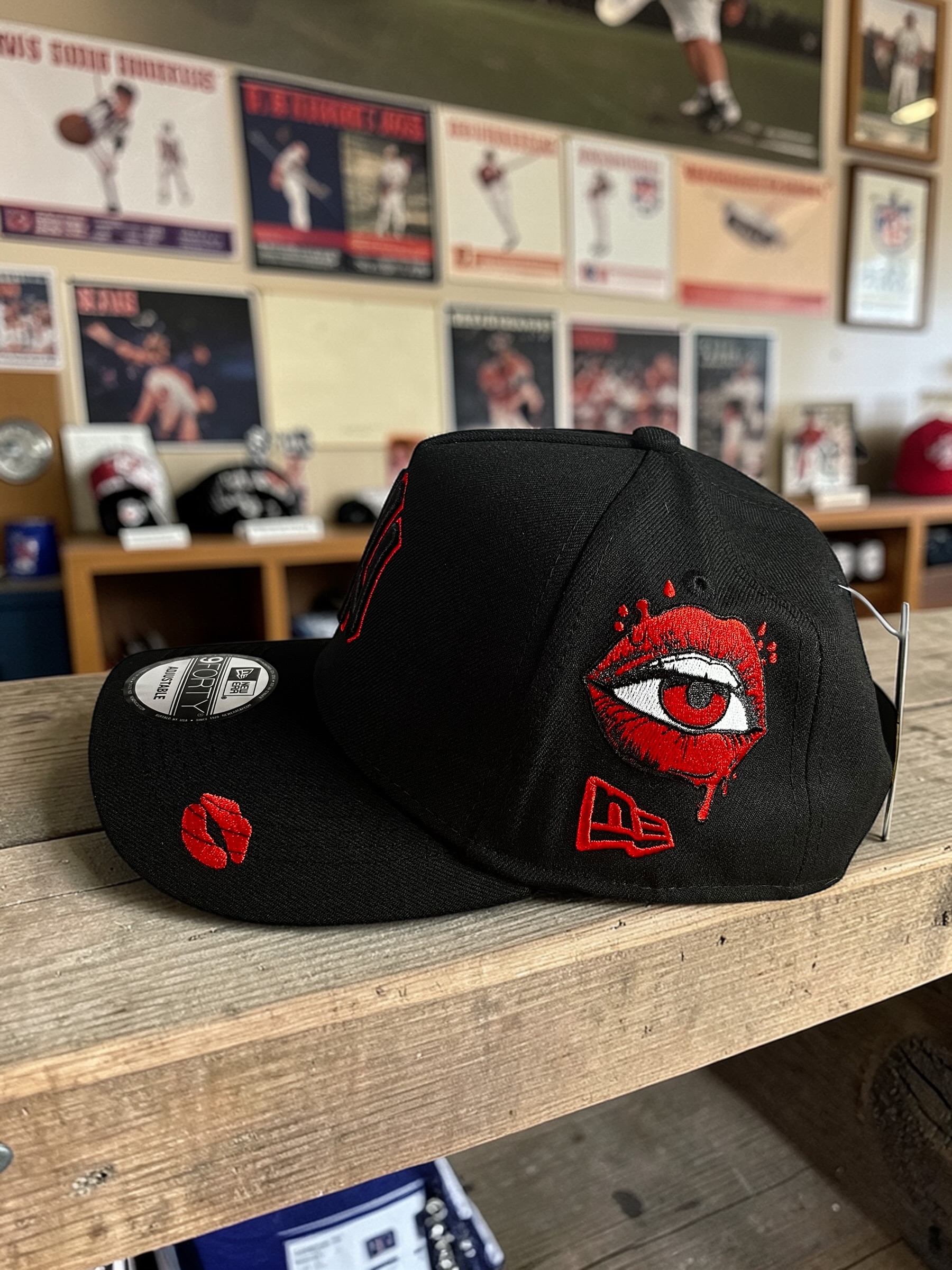 Gorra New York Yankees Negra 9FORTY Parche NY y Besos - Image 4