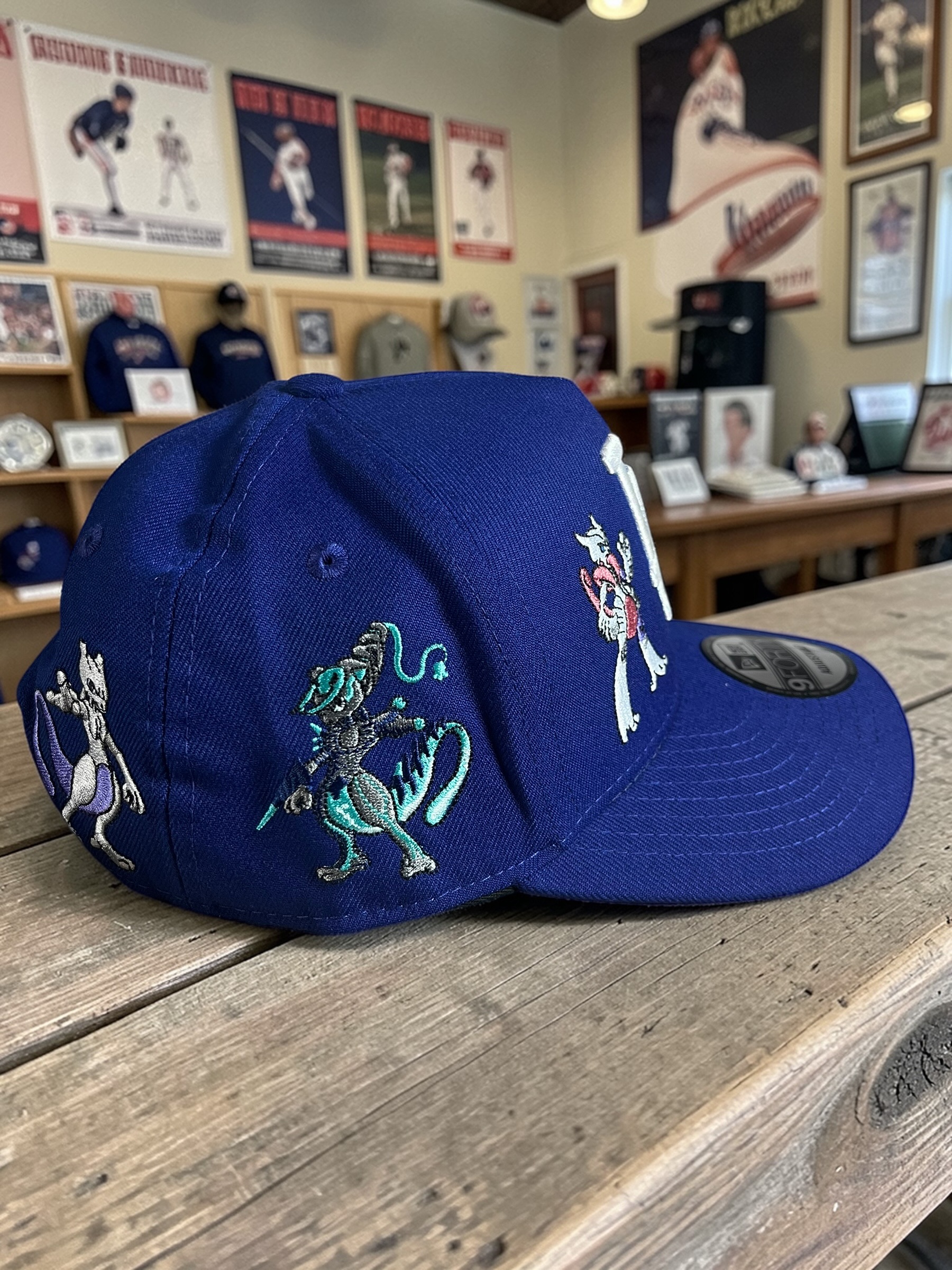 Gorra Pokémon Azul Marino 9FORTY Mewtwo Los Ángeles - Image 4