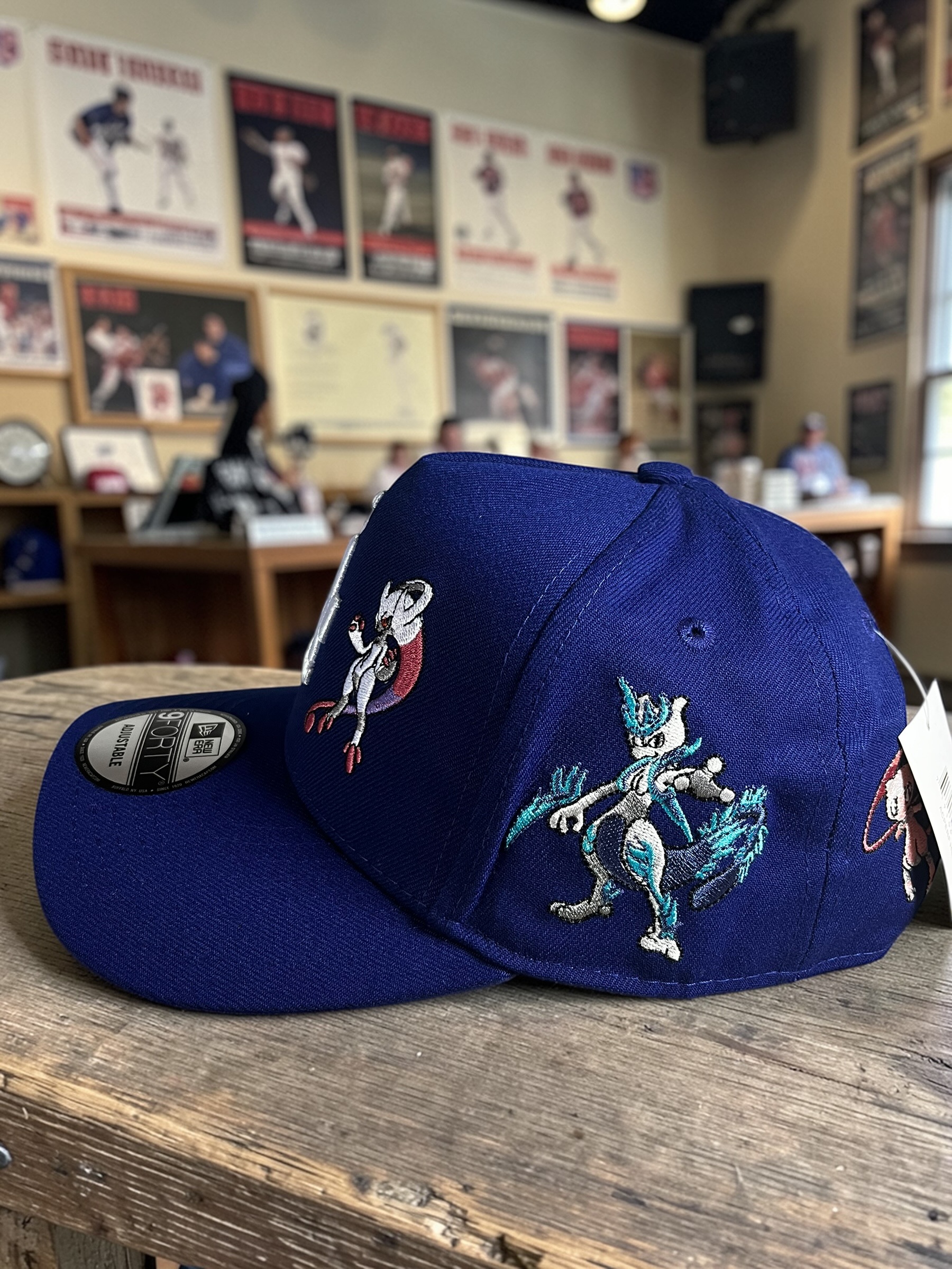 Gorra Pokémon Azul Marino 9FORTY Mewtwo Los Ángeles - Image 5