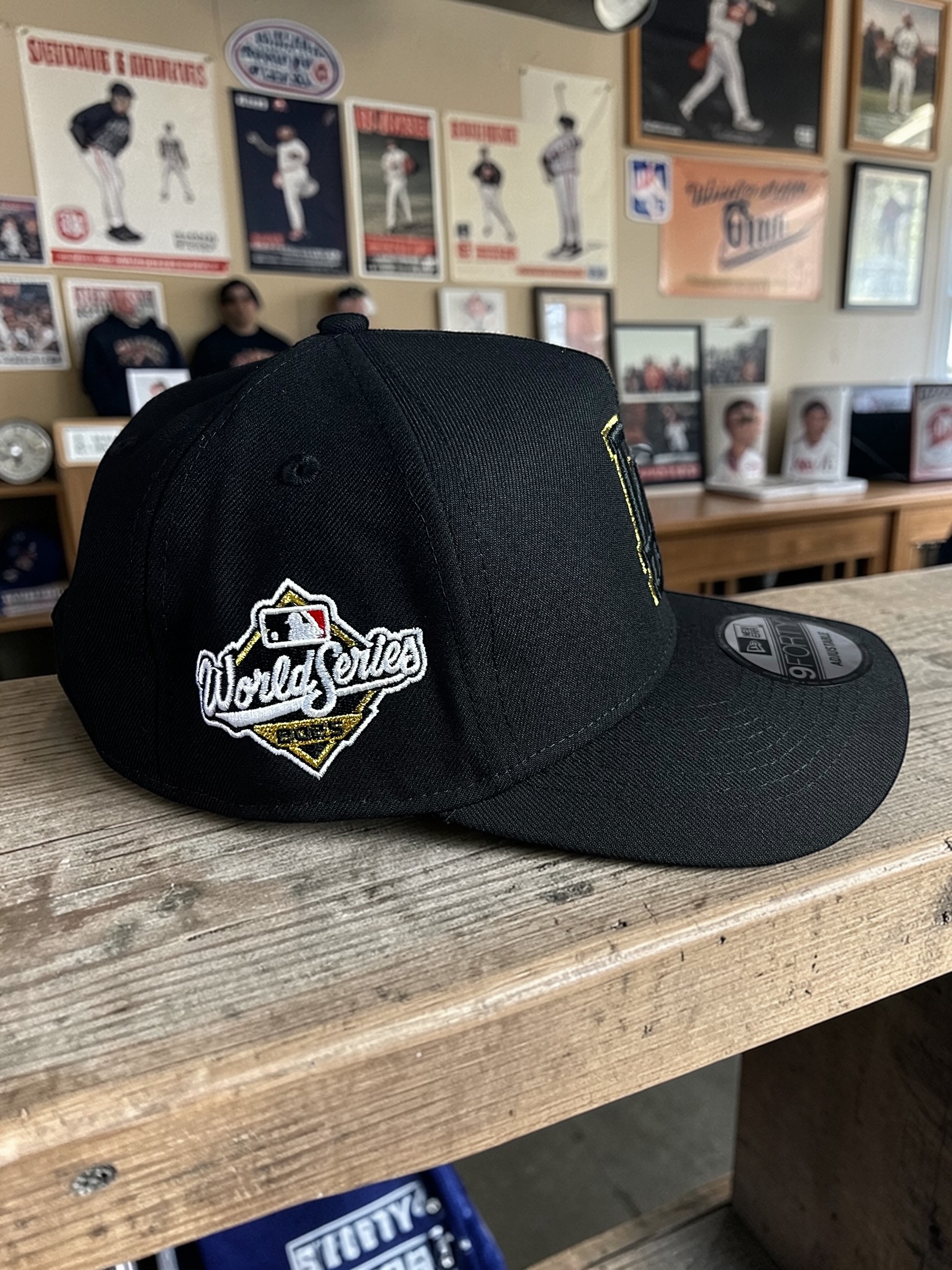 Gorra Los Angeles Dodgers Negra 9FORTY World Series 2025 Dorada - Image 4