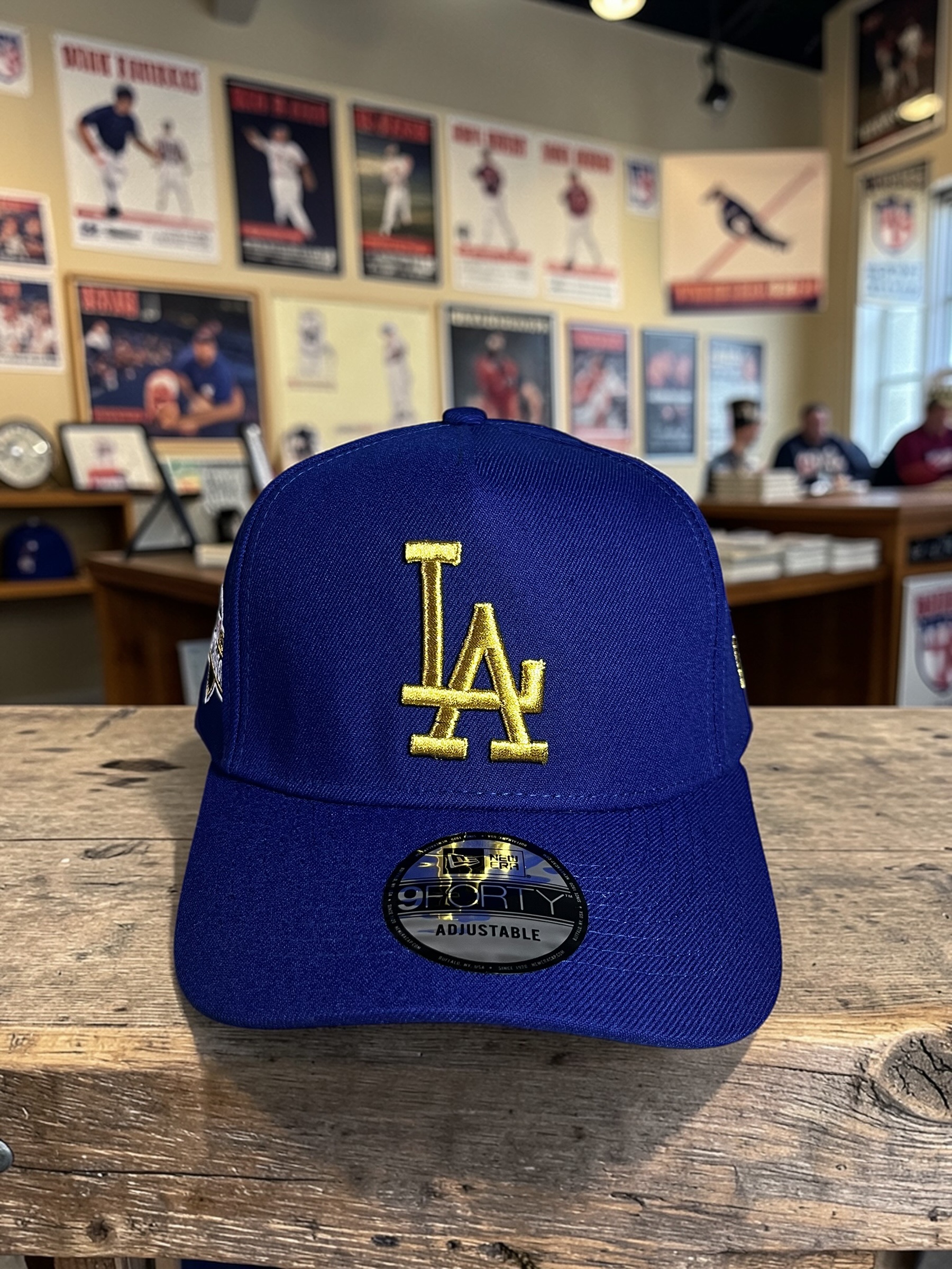 Gorra Los Angeles Dodgers Azul Marino 9FORTY Postseason 2025 Dorada - Image 2