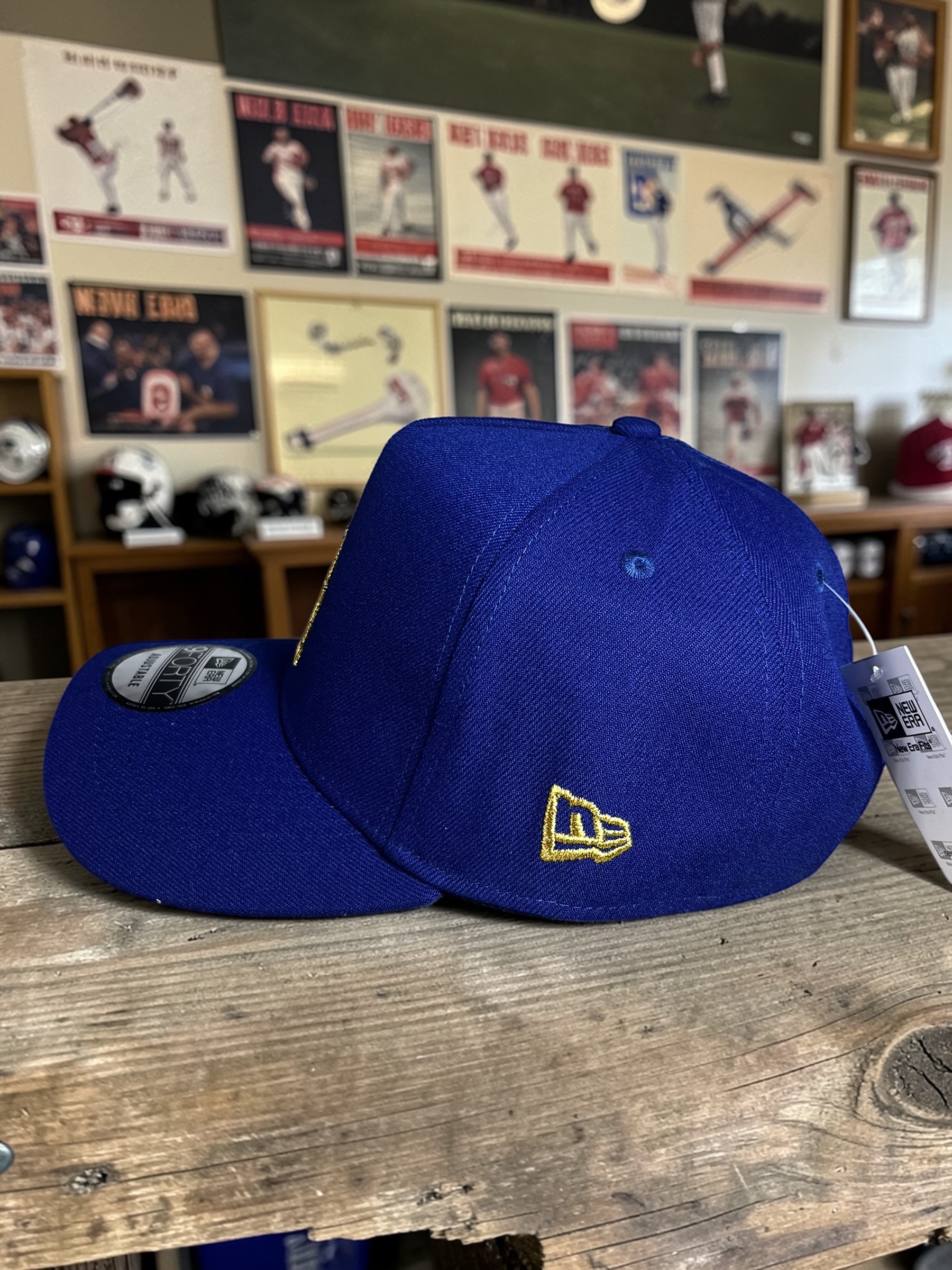 Gorra Los Angeles Dodgers Azul Marino 9FORTY Postseason 2025 Dorada - Image 5